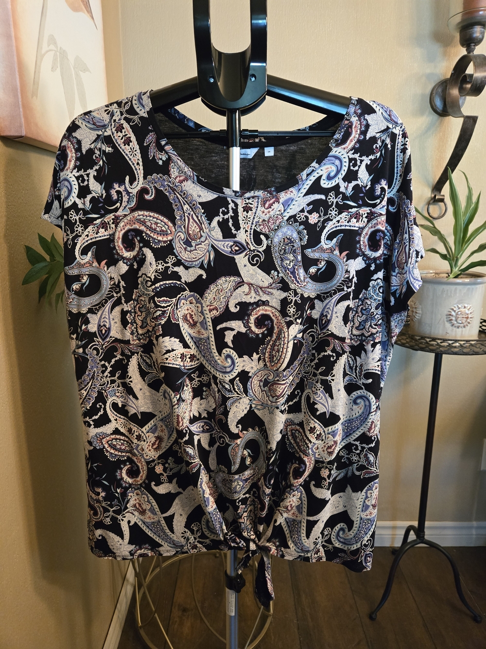 Reitmans Plus Black Paisley Tie-Hem Top